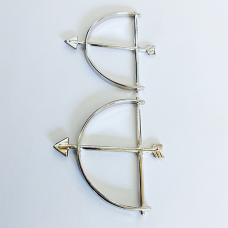 Arco e Flecha em metal prateado